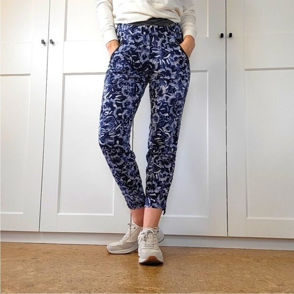 Athleta Pants - Athleta Ariel Aspire Printed Pant Jogger Blue Floral Lightweight stretch Size 10
